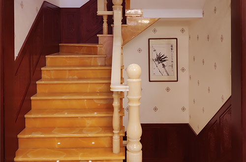 朗县中式别墅室内汉白玉石楼梯的定制安装装饰效果